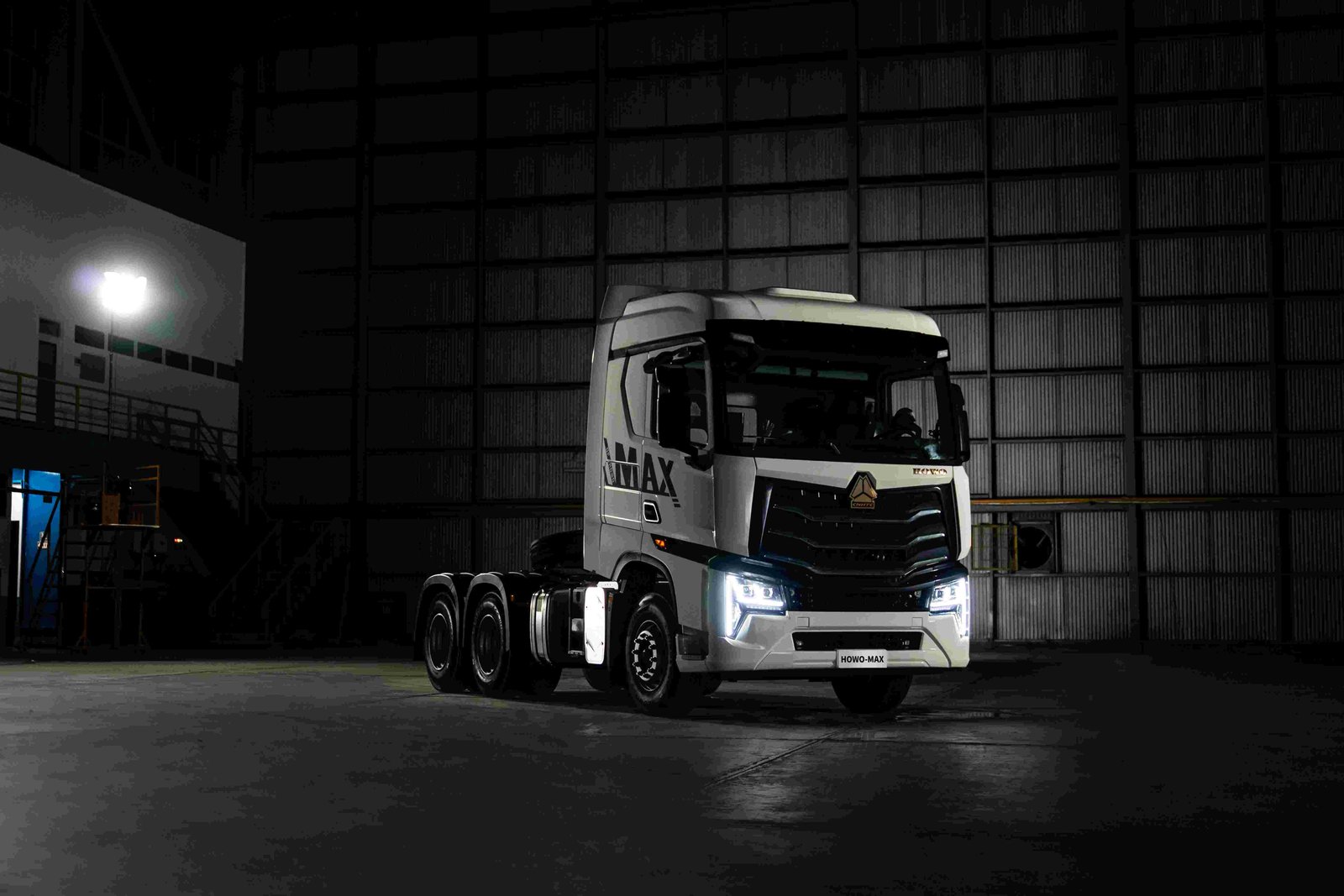 HOWO-MAX 6x4 tractor (16)
