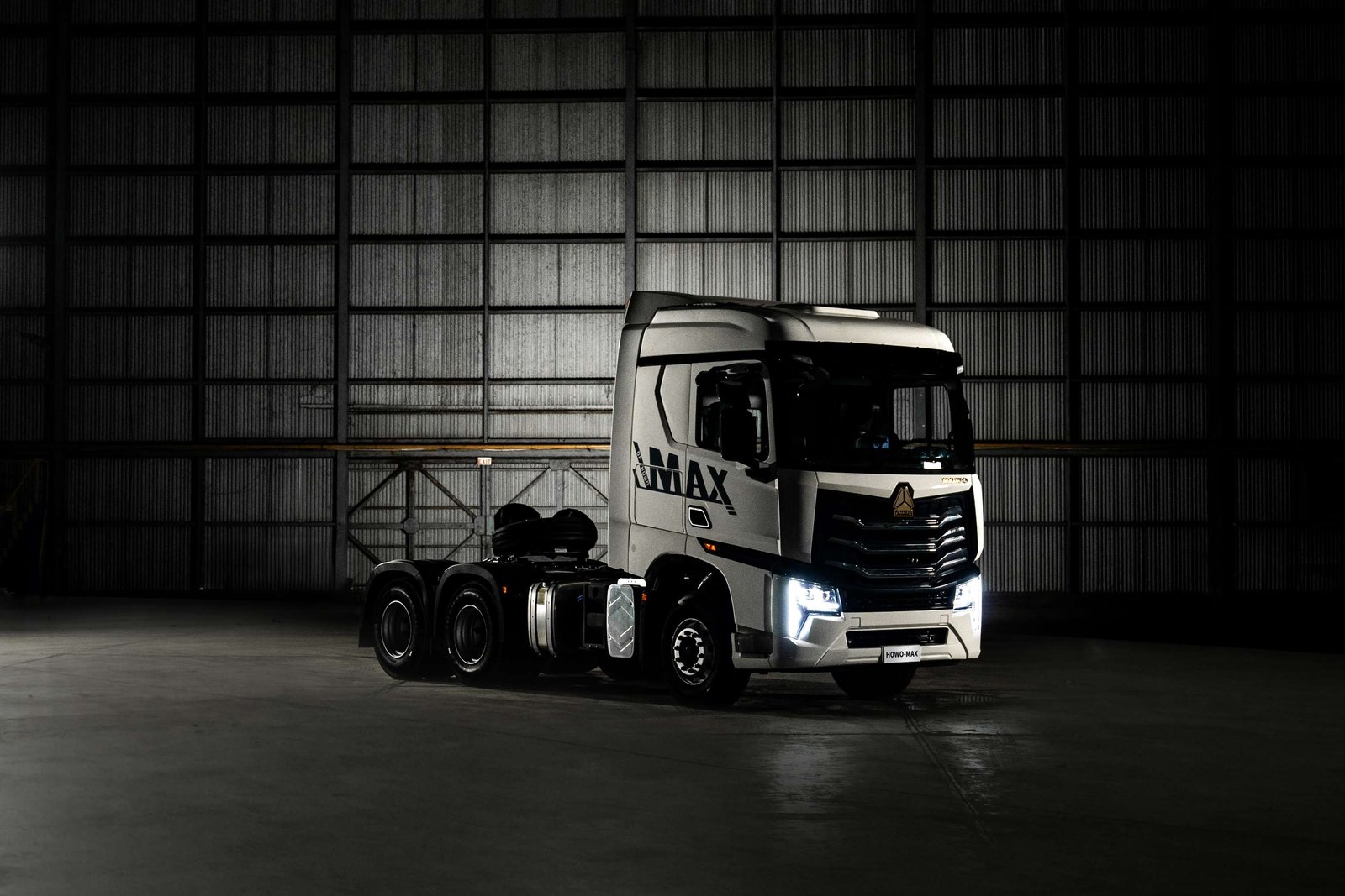 HOWO-MAX 6x4 tractor (15)