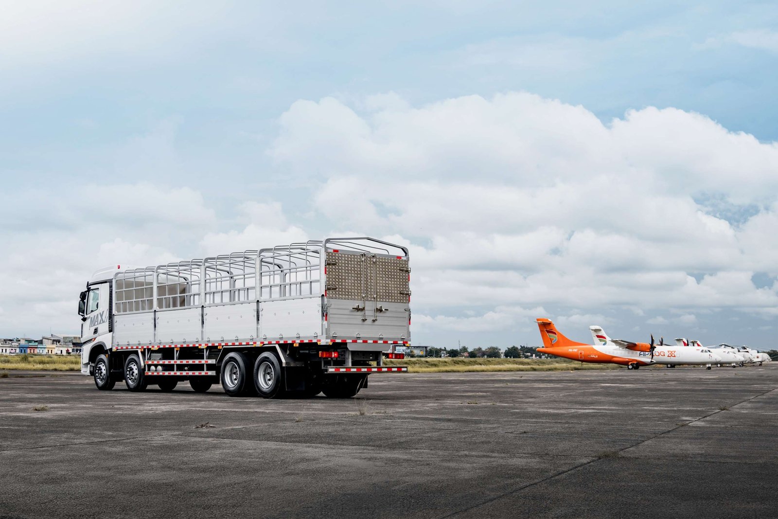 HOWO-MAX 8x4 cargo (2)