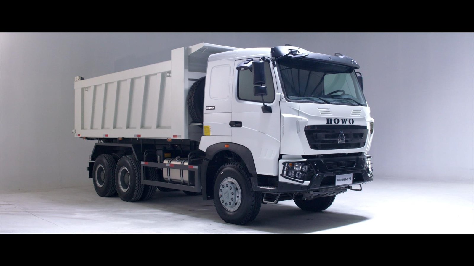 HOWO-T7S Tipper - the Interior